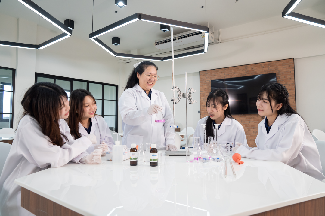 การเรียนการสอนในห้องเรียนเตรียมแพทย์ Zenith School